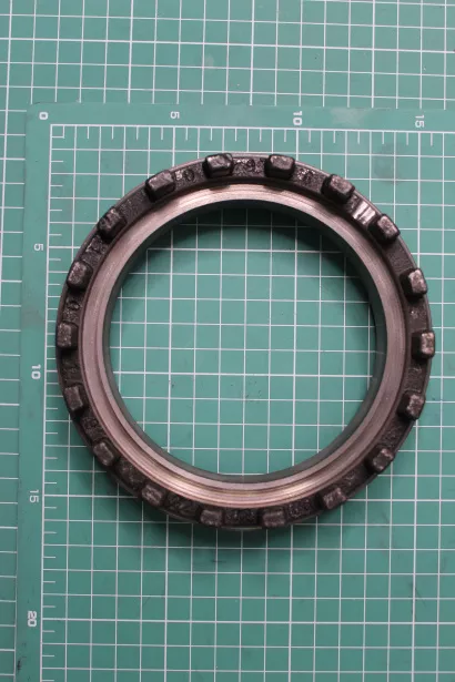 Гайка крышки сальника редуктора среднего моста SHAANXI, X3000, HDZ300, (HD90129321019). для грузовиков *