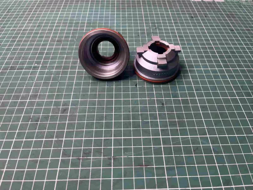 Крышка клапана перепускного (верхняя, с уплотнительным кольцом) SHAANXI для грузовиков *