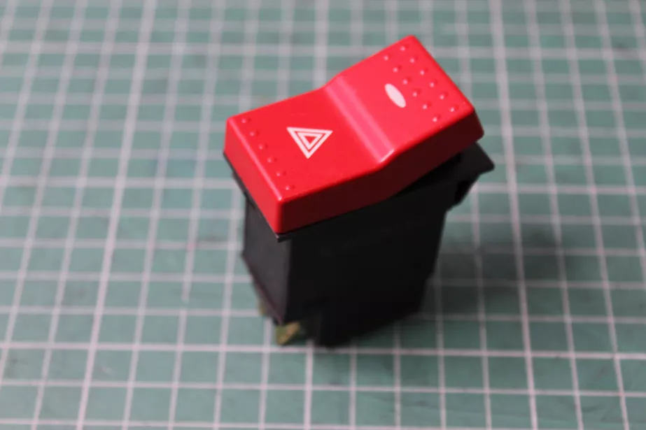 Клавиша аварийного сигнала Howo A7 HOWO для грузовиков *