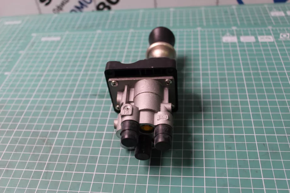 Кран подъема кузова (3 выхода) CREATEK, (CK8868) для грузовиков *