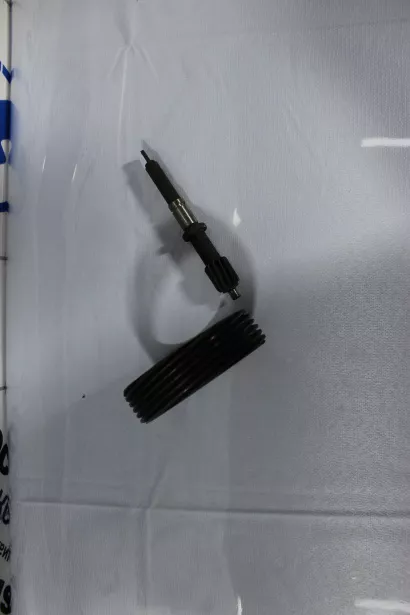 Вал шестерни привода спидометра + шестерня  (LF5/LF5 ) SHAANXI. для грузовиков *