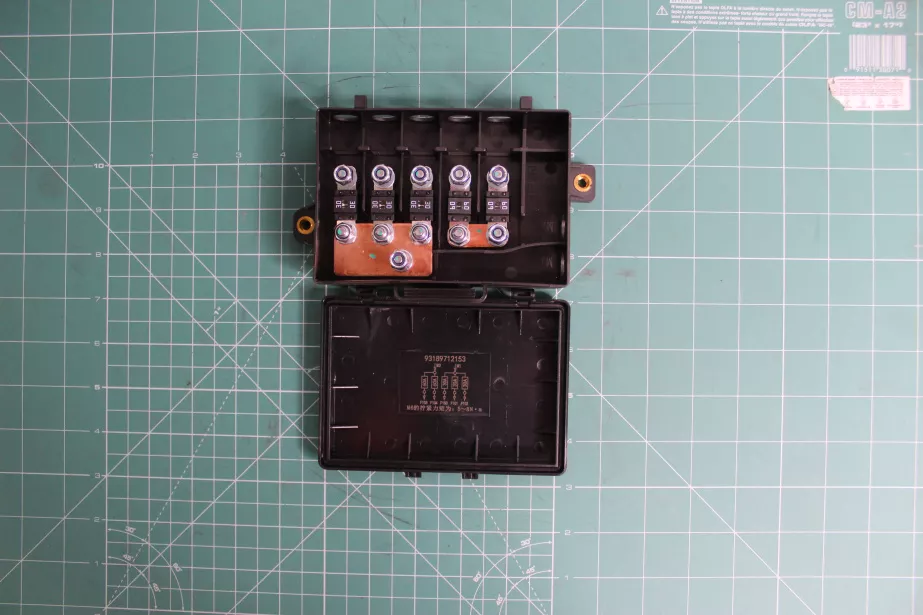 Блок предохранителей (у АКБ) SHAANXI, X3000 для грузовиков *