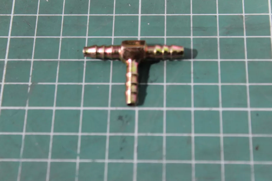 Соединение для шланга Т-образное латунь 04мм (тройник) КНР для грузовиков *