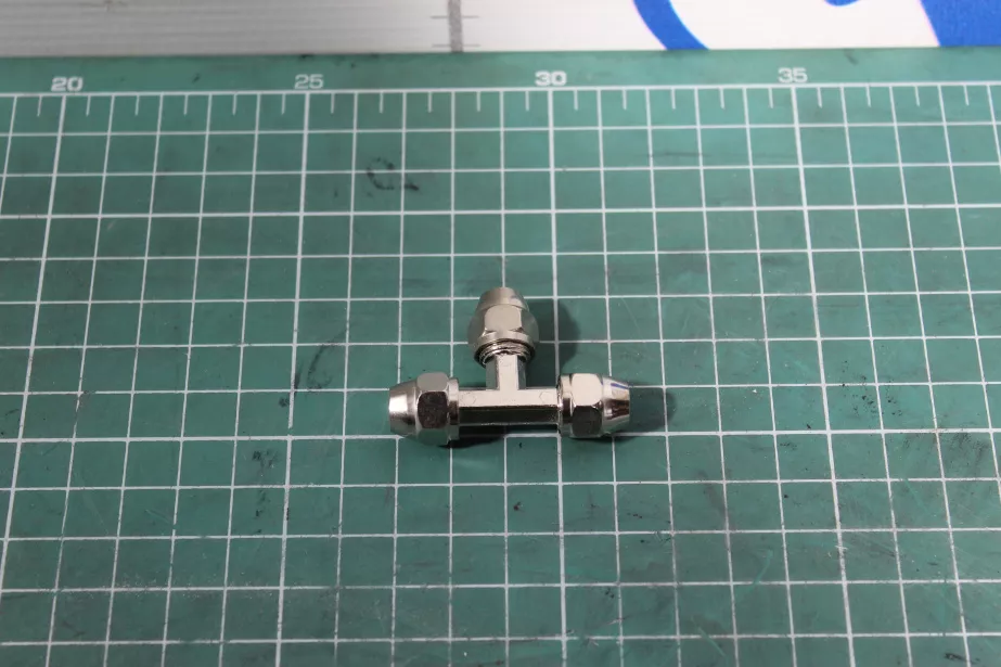 Фитинг стальной тройник D6 (Серебряный, Металл, гайка ) HOWO для грузовиков *