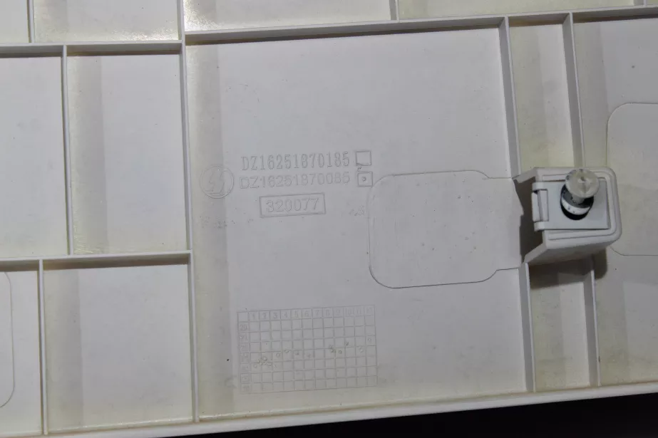 Дефлектор кабины (R, нижний) SHAANXI, X6000 для грузовиков *