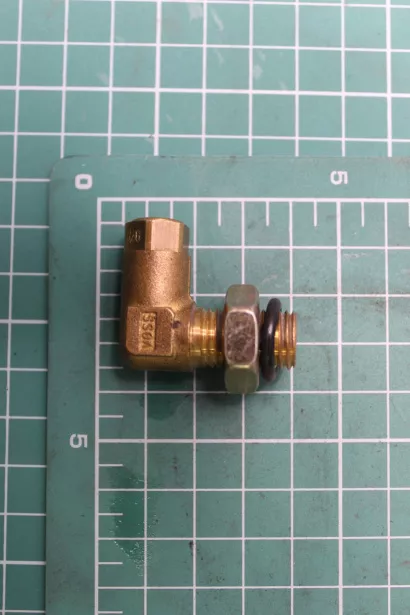 Штуцер воздушный трубок угловой (D12*1.5 под трубку d6) .. для грузовиков *