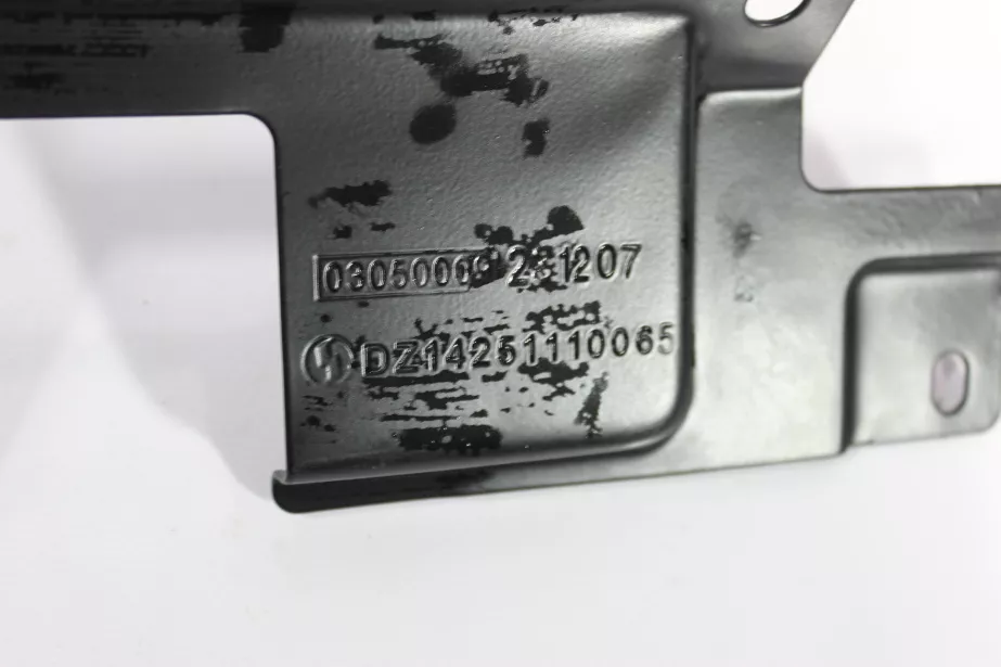 Кронштейн обтекателя кабины наружнего (R) SHAANXI, X3000 для грузовиков *