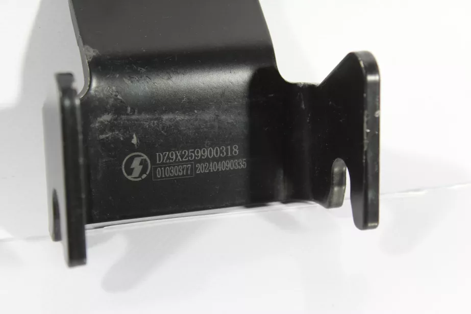 Кронштейн межмостового обтекателя (Нижний) SHAANXI, X6000 для грузовиков *