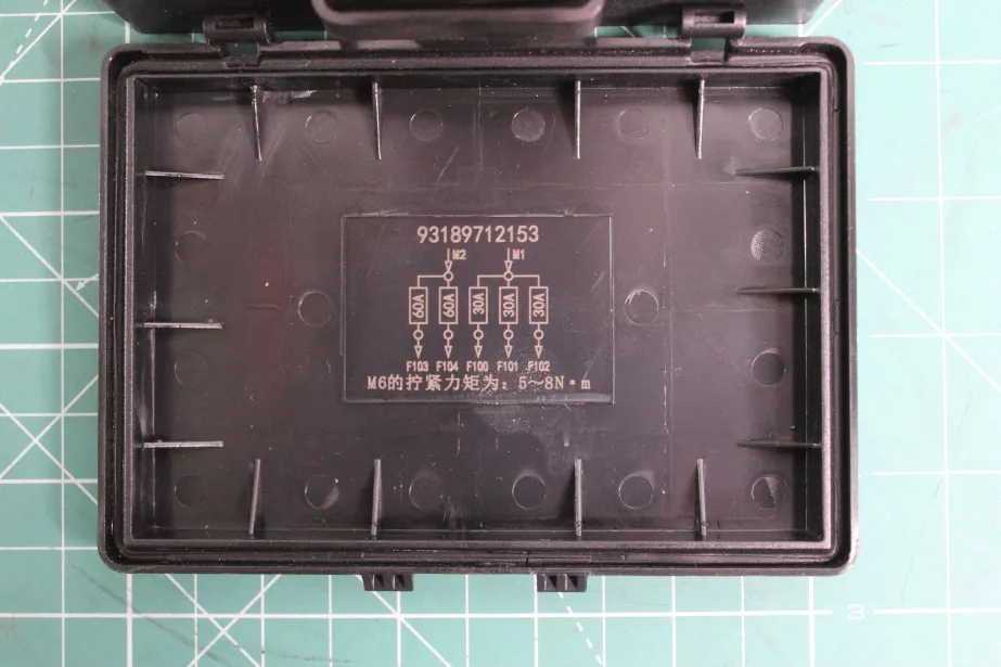 Блок предохранителей (у АКБ) SHAANXI, X3000 для грузовиков *