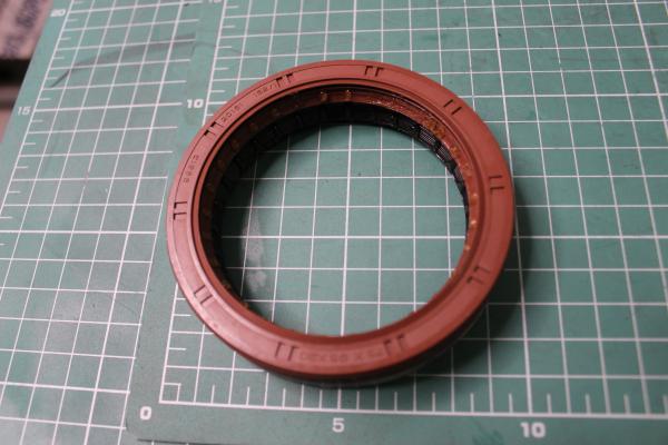 Сальник редуктора среднего моста (75*95*20) SHAANXI