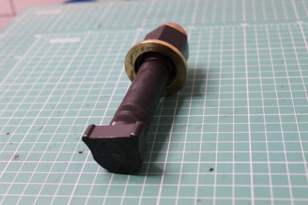 Шпилька колеса D22, L120, (Rear, с насечкой, с пылезащитным колпачком) QINYAN