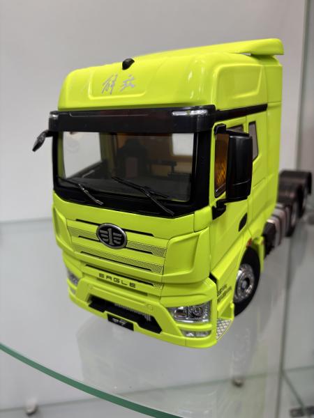 Моделька (Тягач, 6х4 1:24) FAW, J7