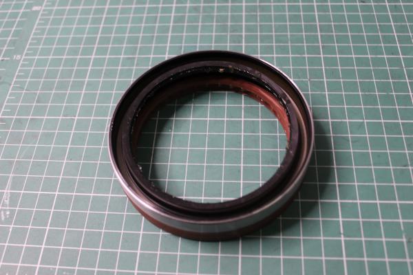 Сальник редуктора среднего моста D105, H26, (85*105*26) SHAANXI