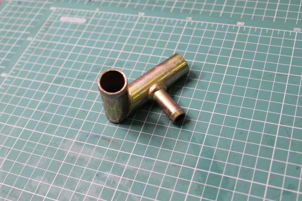 Штуцер соединения термостата и водяного насоса WD615 HOWO.