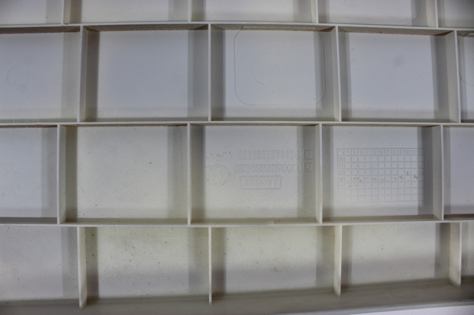 Дефлектор кабины (L, нижний) SHAANXI, X6000 для грузовиков *