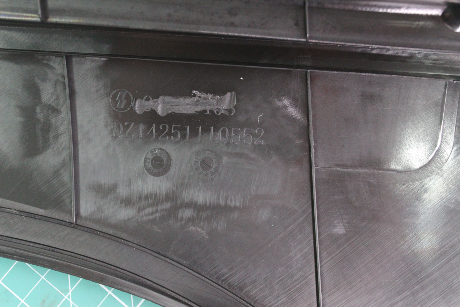 Обтекатель стойки лобового стекла (R, Без окраса, Пластик) SHAANXI, X5000 для грузовиков *