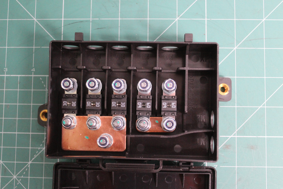 Блок предохранителей (у АКБ) SHAANXI, X3000 для грузовиков *