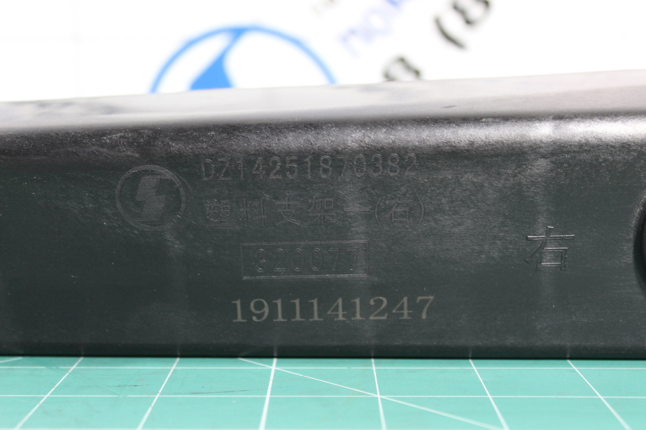 Кронштейн обтекателя кабины (R, верхний) SHAANXI, X5000 для грузовиков *