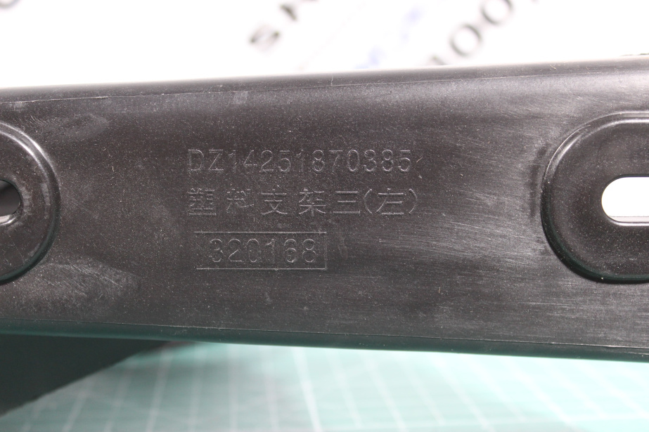 Кронштейн обтекателя кабины (L, средний,нижний) SHAANXI, X5000 для грузовиков *