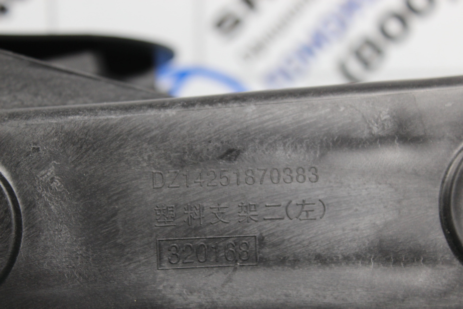 Кронштейн обтекателя кабины (L, средний) SHAANXI, X5000 для грузовиков *