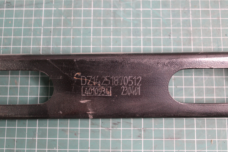 Кронштейн обтекателя кабины (Верхний, центральный) SHAANXI, X5000 для грузовиков *