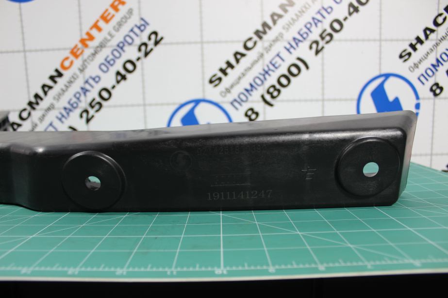 Кронштейн обтекателя кабины (R, верхний) SHAANXI, X5000 для грузовиков *