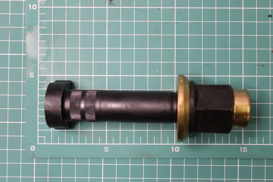 Шпилька колеса D22, L120, (Rear, с насечкой, с пылезащитным колпачком) QINYAN для грузовиков *