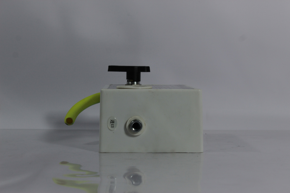 Кран воздушный 3-х ходовой (с манометром, для промывки емкости) SHAANXI, F3000, X3000 для грузовиков *