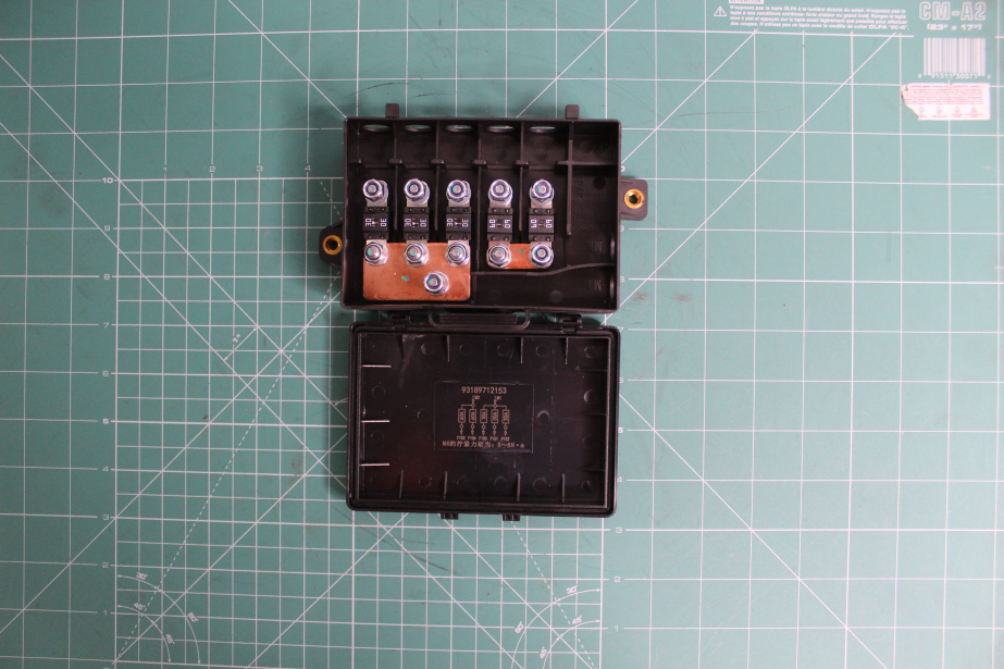 Блок предохранителей (у АКБ) SHAANXI, X3000 для грузовиков *