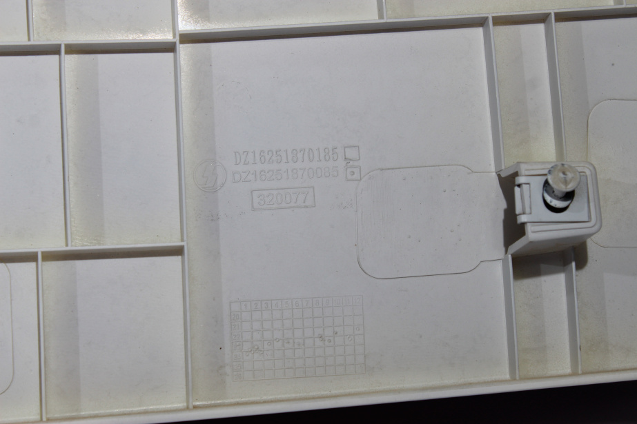 Дефлектор кабины (R, нижний) SHAANXI, X6000 для грузовиков *