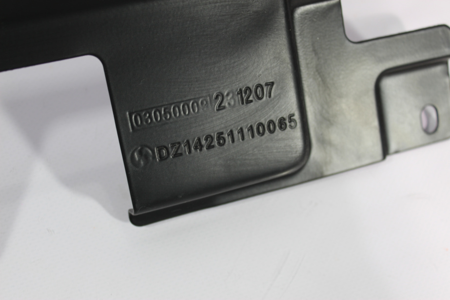 Кронштейн обтекателя кабины наружнего (R) SHAANXI, X3000 для грузовиков *